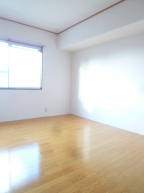 さくらハイツ【10,000円キャッシュバック対象物件】の洋室|広々とした洋室です