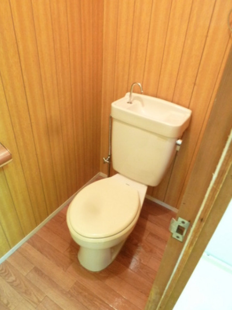 さくらハイツ【10,000円キャッシュバック対象物件】のトイレ|落ち着いた色調のトイレです