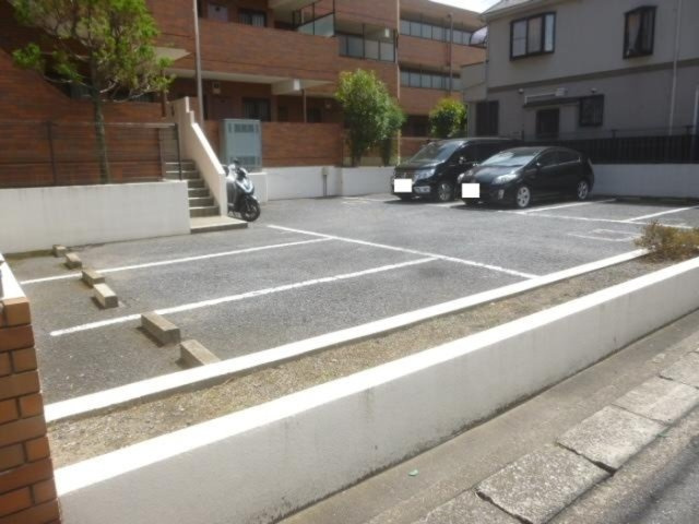 エムズ・アークC棟の駐車場