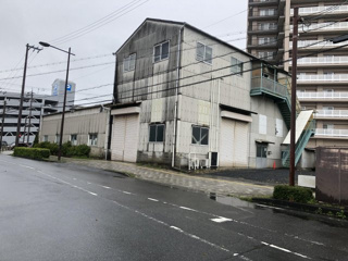 栗東市綣２丁目の工場の駐車場