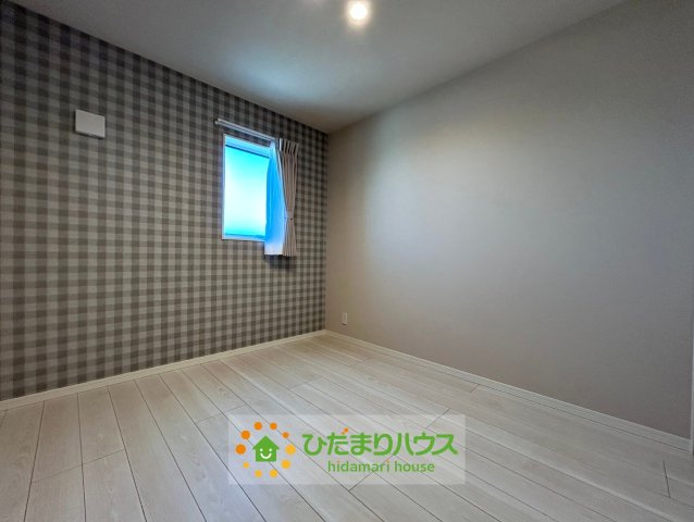 久喜市上町　新築未入居の洋室|小窓がついた洋室になります。