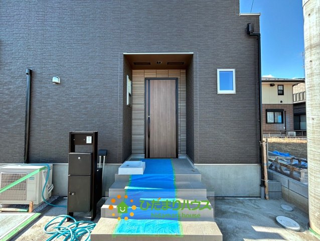 久喜市上町　新築一戸建て　の玄関|雨に濡れにくい設計になっています。