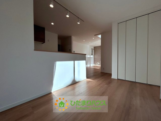 久喜市上町　新築一戸建て　の居間・リビング|大きなテレビを置いて家族みんなで映画鑑賞もいいですね。