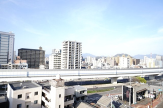 【展望】 | 【四季を感じる】
四季の移ろい・爽やかな青空や風を感じられ
自然を愉しめるパノラマビュー。
毎日の暮らしに余裕を感じさせてくれる、
遮る物の無い開放的な眺望を是非、ご堪能ください。