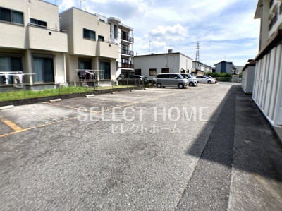 【駐車場】 | 杉山コーポＣ棟 | 駐車場に車を止められます