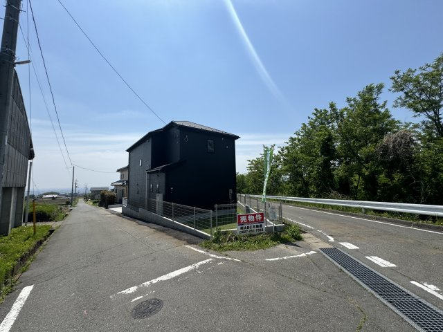 新築　北群馬郡榛東村広馬場23-1期　LIGNAGE　1号棟の前面道路含む現地写真|南西側接道幅員約4.8ｍ　北東側接道幅員約4.9ｍ