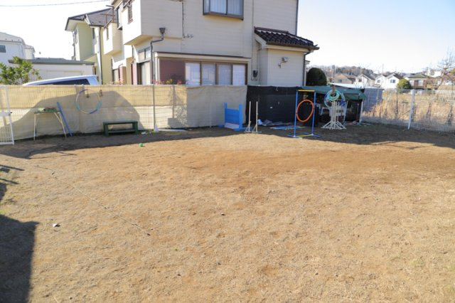【外観】 | 現地に行くなら、物件の周囲の地形がどうなっているかを見ることも大切です。周辺より低くなっている土地では、大雨などで水が集まりやすいため、地盤が弱くなっているということも考えられるため、注意が必要です。