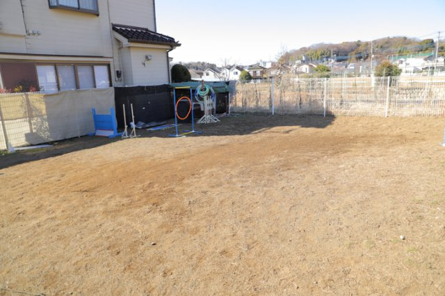 【外観】 | 土地購入を検討されている場合、境界杭がない状態で購入してしまうと境界確定測量をする必要があり、費用がかかります。購入の前に、売主、隣土地所有者立ち合いのもと境界を確定し境界杭を設置するのがベストです。