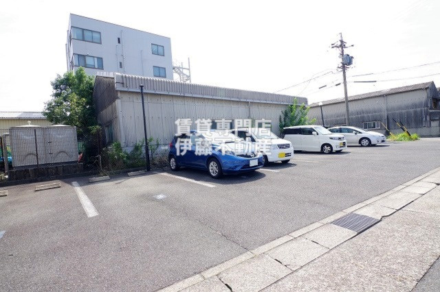 レージュ　ウエストの駐車場