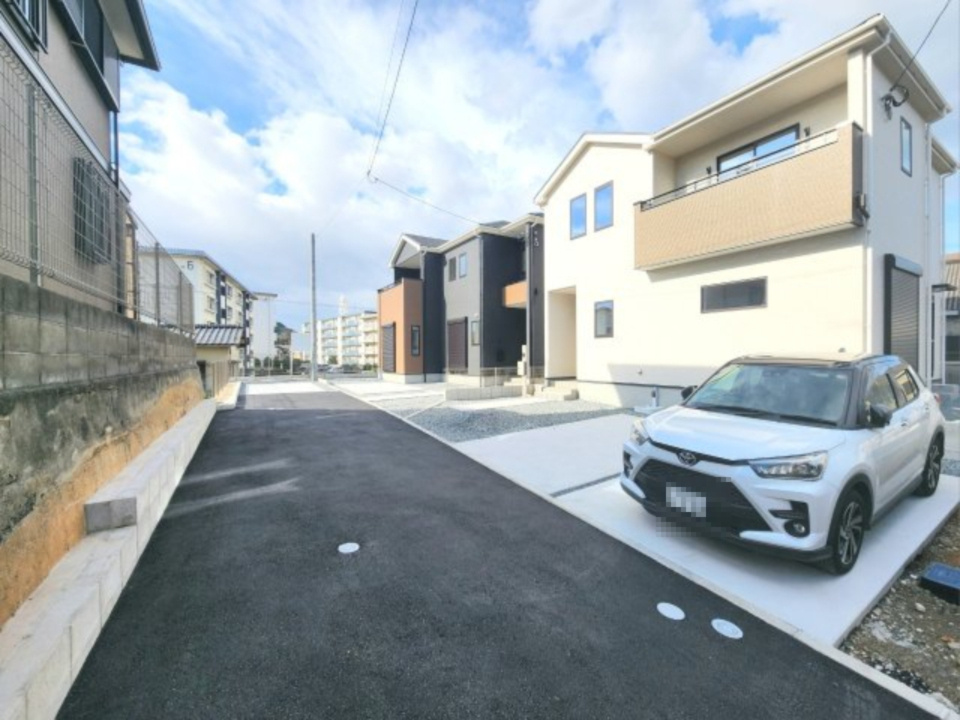 ーFITーフィットー小倉北区井堀１丁目1期　【小倉北区　新築戸建て】の前面道路含む現地写真|駐車スペースは３台可能♪　　【小倉北区　新築戸建て】