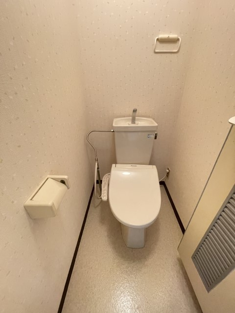 サンロイヤル新居壱番館のトイレ|落ち着いたトイレです