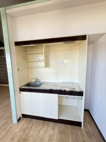 サンロイヤル新居壱番館のキッチン|コンパクトなキッチンで掃除もラクラク