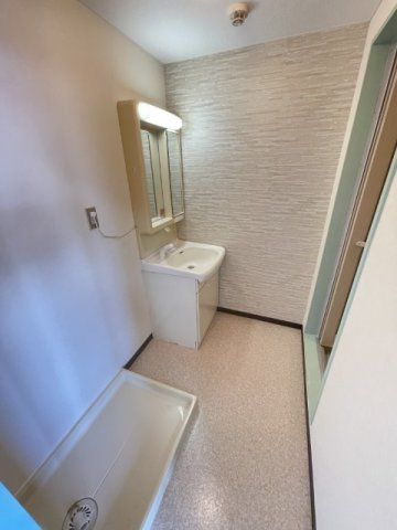 サンロイヤル新居壱番館の洗面所|スペースが確保できる洗面所です