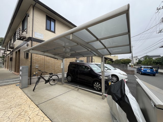 メゾン ラフィーネの駐車場