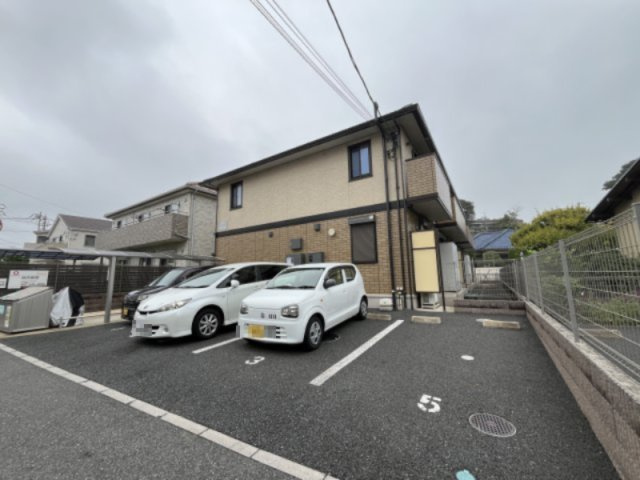 メゾン ラフィーネの駐車場