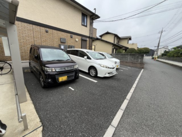 メゾン ラフィーネの駐車場
