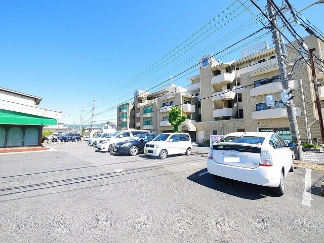 Y’sモータープールの外観