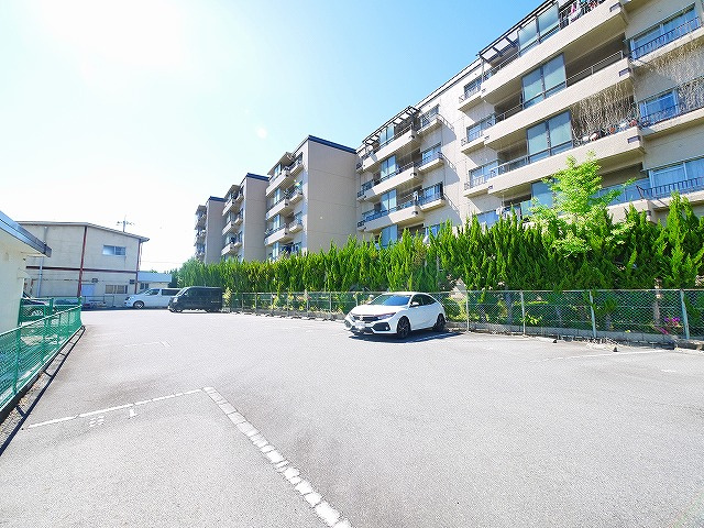 Y’sモータープールの駐車場