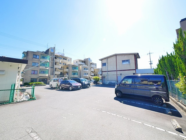 Y’sモータープールの駐車場