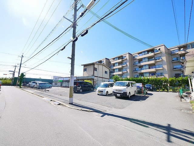 Y’sモータープールの駐車場