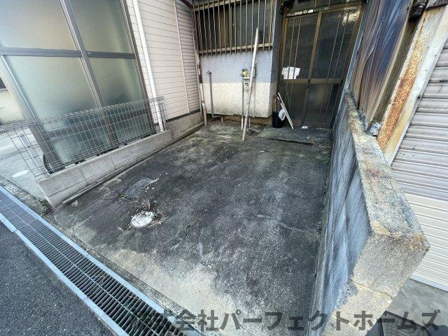 摂津市鳥飼下３丁目中古テラスハウスの駐車場|駐車スペースもあります