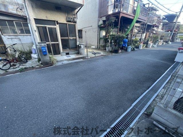 摂津市鳥飼下３丁目中古テラスハウスの前面道路含む現地写真