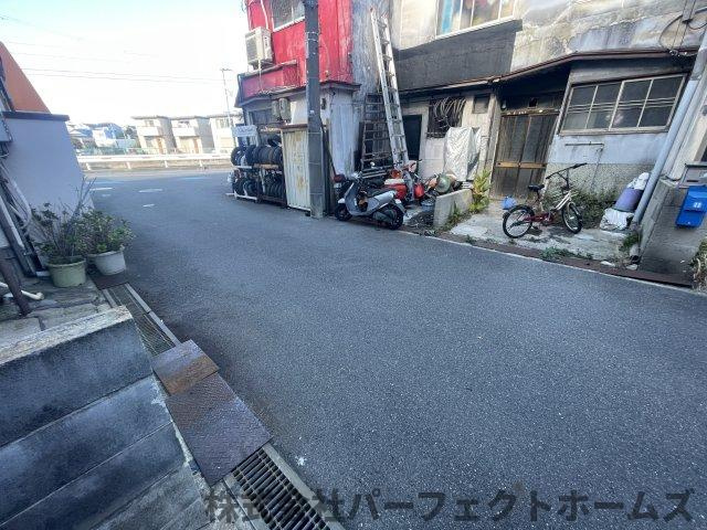 摂津市鳥飼下３丁目中古テラスハウスの前面道路含む現地写真|前面道路含む現地写真です