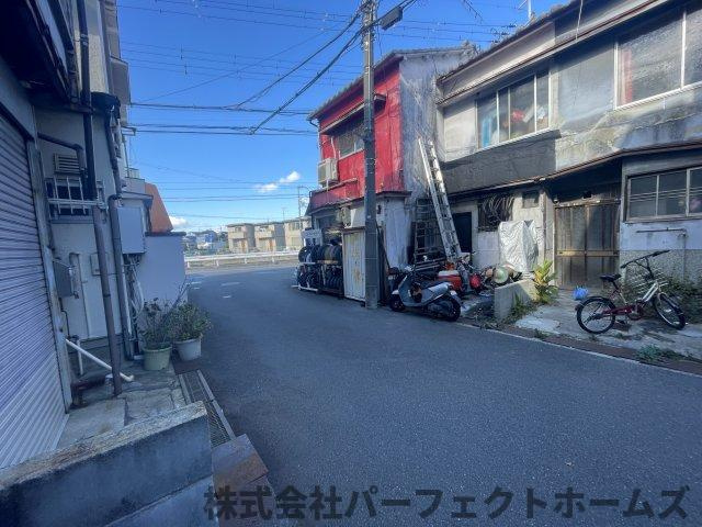 摂津市鳥飼下３丁目中古テラスハウスの前面道路含む現地写真|前面道路含む現地写真です