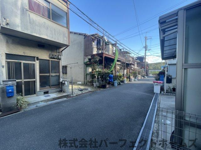 摂津市鳥飼下３丁目中古テラスハウスの前面道路含む現地写真|前面道路含む現地写真です