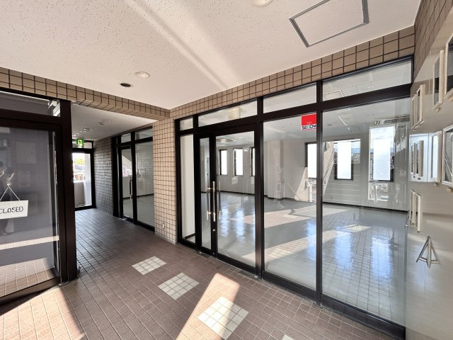 和田秋川ビルの玄関