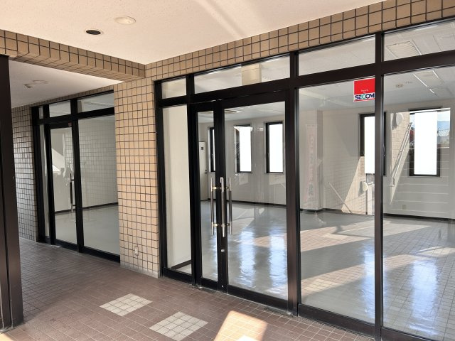 和田秋川ビルの玄関