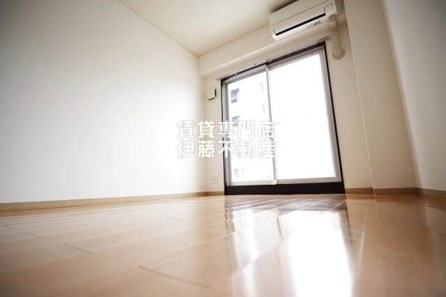 CREA花の木の洋室