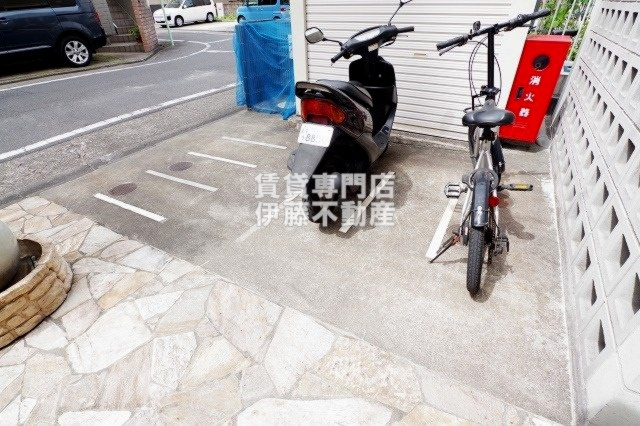 CREA花の木の駐車場