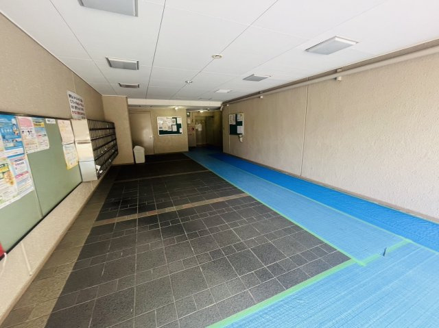 五条ローズハイツB棟のエントランス