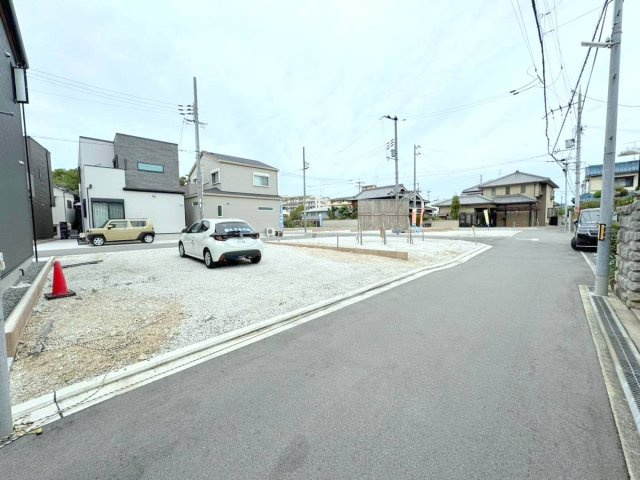 ルミエールタウン天美パート1の前面道路含む現地写真|21区画の大型分譲地です！周辺は閑静な住宅地です。区画内の道路も5ｍと広々！ゆったりとしたつくりの街区となっております。

お住まいの方も増え、にぎやかな現地の様子、ぜひご体感ください！