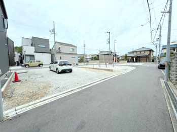 【前面道路含む現地写真】 21区画の大型分譲地です!周辺は閑静な住宅地です。区画内の道路も5mと広々!ゆったりとしたつくりの街区となっております。残りわずか♪
お住まいの方も増え、にぎやかな現地の様子、ぜひご体感ください!
