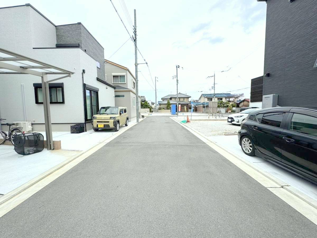 ルミエールタウン天美パート1の前面道路含む現地写真|近鉄南大阪線「河内天美駅」徒歩16分。
自転車利用で大阪メトロ御堂筋線のあびこ駅10分、北花田駅も12分で行ける2wayアクセス!
高速道路の「常盤」「三宅」ICにも程近く、ご家族の遠出にも最適です♪