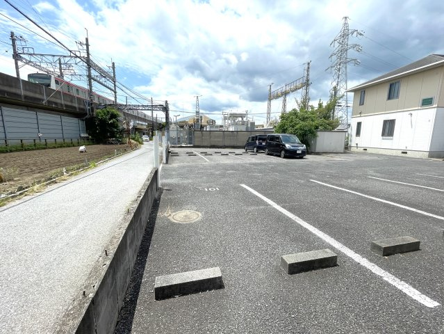 パルテール市川の駐車場
