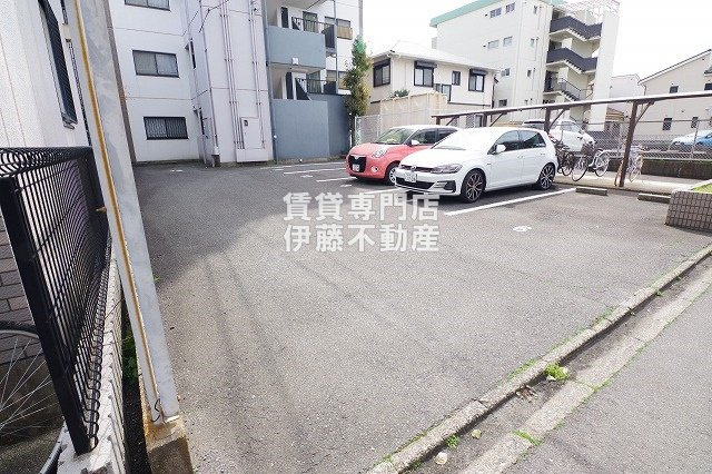 メゾン憧旛の駐車場