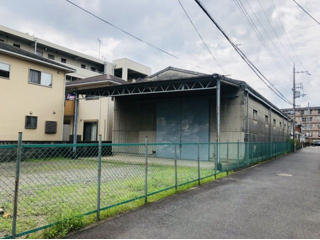 栗東市岡の倉庫の駐車場