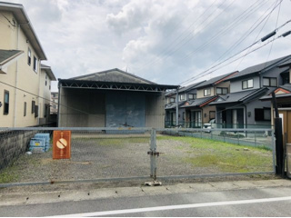 栗東市岡の倉庫の駐車場