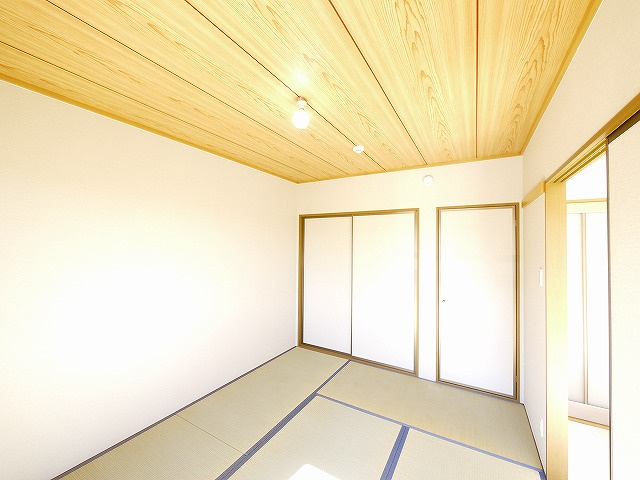 エスペランサB（櫟本町）の和室|柔らかい畳が心地よい和室
