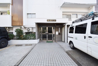 【エントランス】 | お客様を、そして住人を出迎えてくれるマンションのエントランス。ゴミが落ちていないことからも、管理状態の良さや住民の節度の高さが見て取れます。～即日のご見学可能～　お問合せはお気軽にどうぞ。