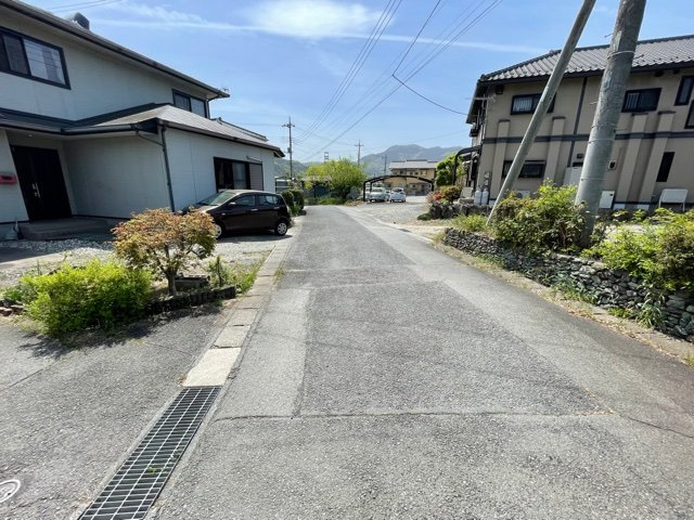 藤岡市鬼石　中古680の前面道路含む現地写真