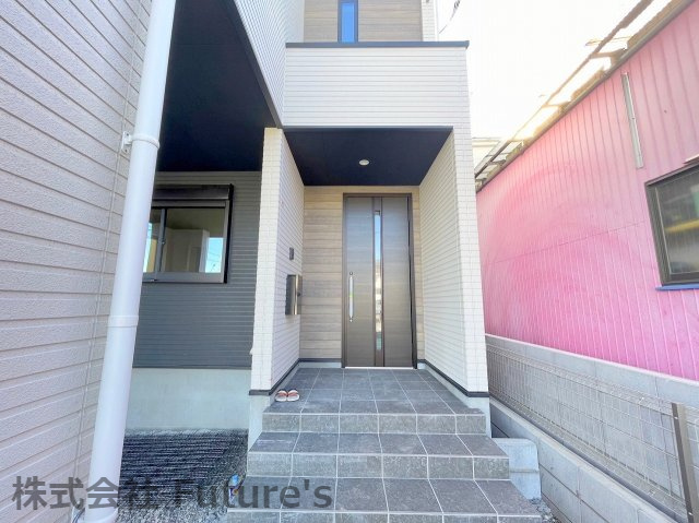 八潮市伊草1丁目　新築戸建　全2棟　1号棟のエントランス|不在時に便利な宅配BOX完備