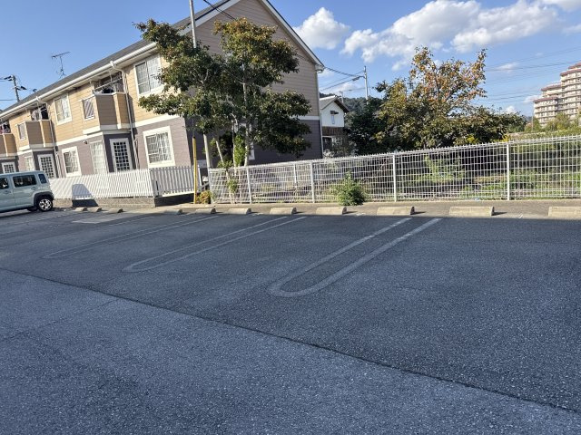 エクラタンＣの駐車場