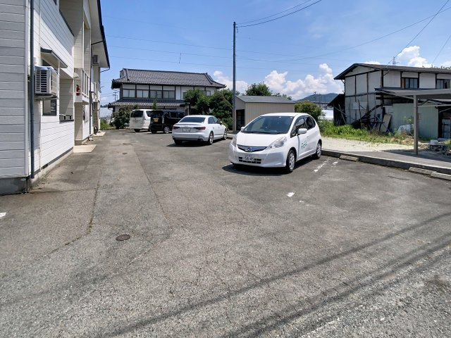 フロール青柳の駐車場