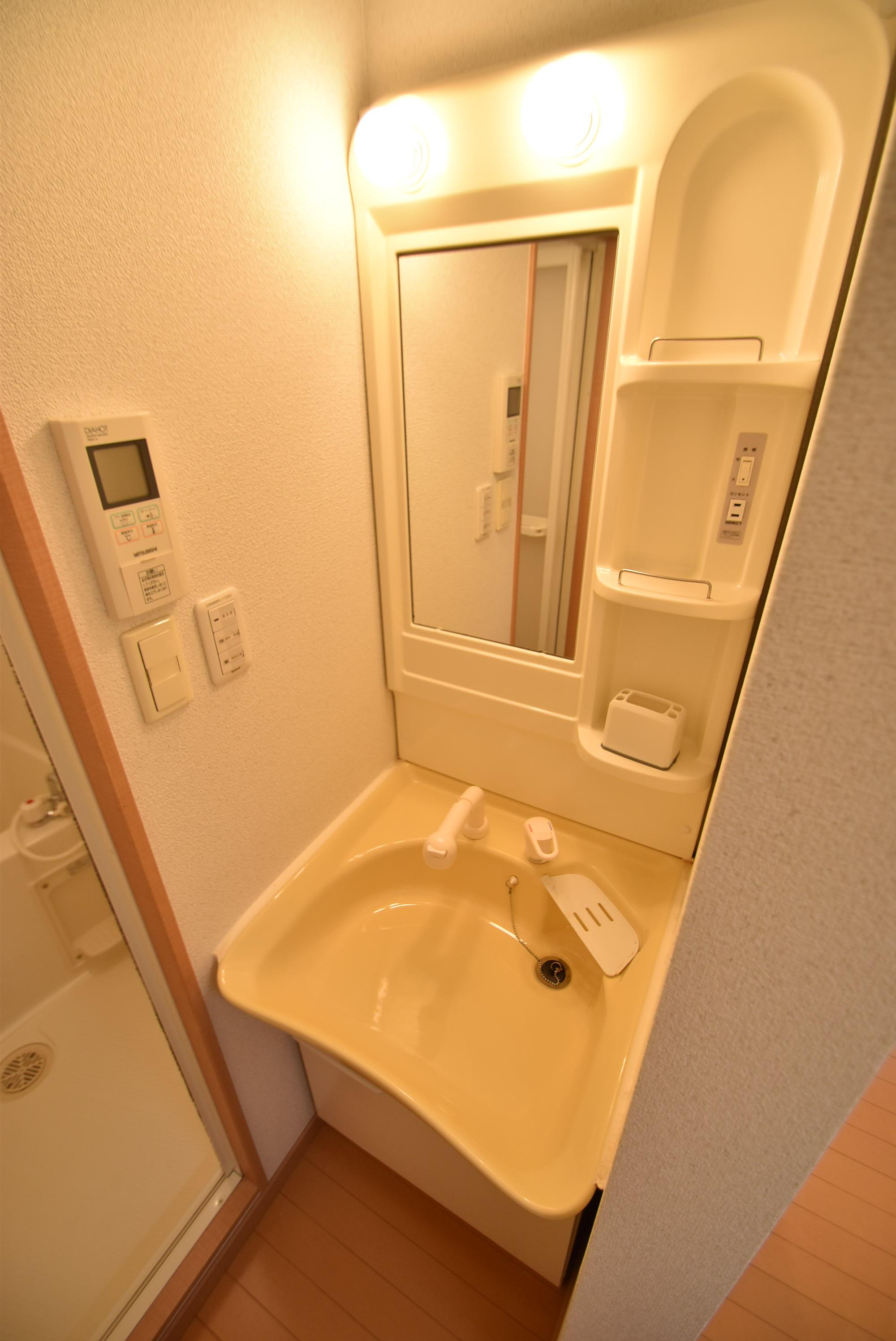 大阪市城東区今福西４丁目の賃貸マンションの洗面所