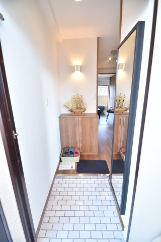 大阪市城東区成育３丁目の賃貸マンションの玄関