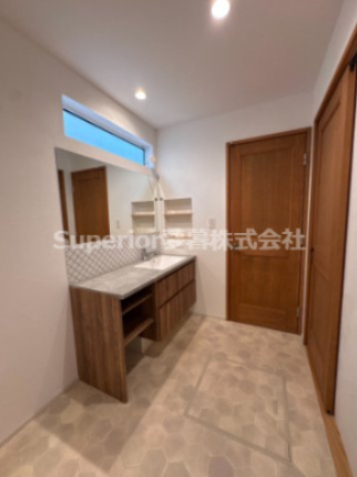 【中古戸建て】大津市赤尾町の洗面所|玄関を入ってそのまま洗面所に入ることもでき、リビングからも出入りできるので便利な動線です。